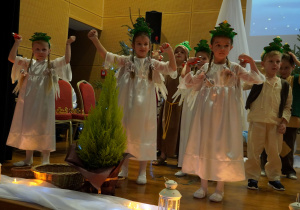 dzieci tańczą przy piosence i śpiewają po angielsku