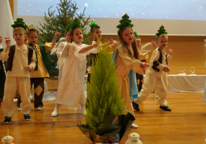 dzieci tańczą przy piosence i śpiewają po angielsku