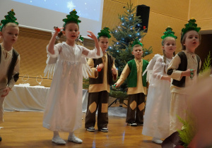 dzieci tańczą przy piosence i śpiewają po angielsku