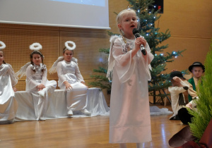 dziewczynka składa życzenia