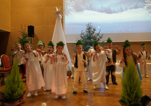 dzieci tańczą na scenie