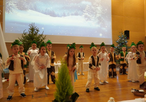 dzieci tańczą na scenie