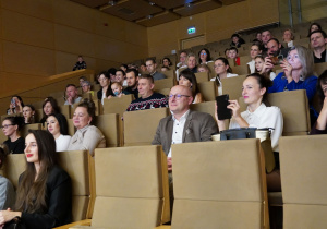 rodzice oglądają przedstawienie jasełkowe