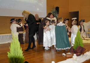 dzieci i panie składają sobie życzenia