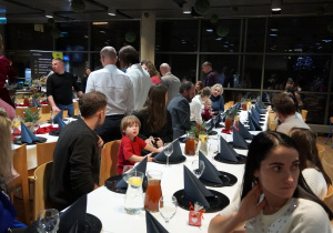 zaproszeni goście siedzą przy stole