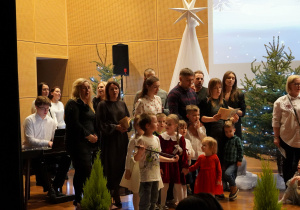 wspólny śpiew kolęd na scenie