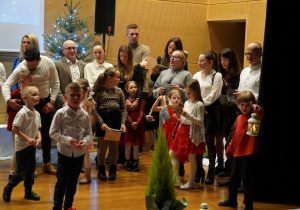 wspólny śpiew kolęd na scenie