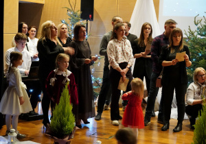 wspólny śpiew kolęd na scenie