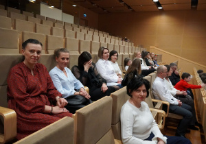 publiczność ogląda przedstawienie jasełkowe