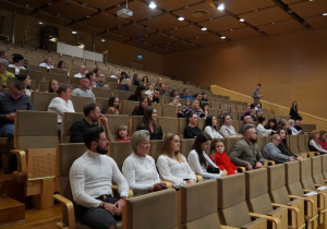 publiczność ogląda przedstawienie jasełkowe