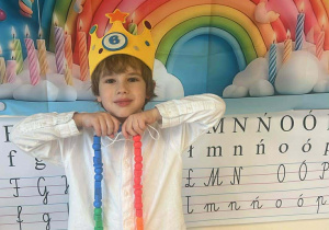 Witek trzyma koraliki