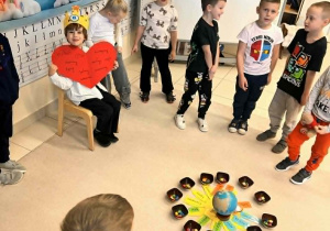 dzieci śpiewają sto lat