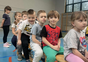 dzieci siedzą na ławeczce