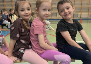 dzieci siedzą na ławeczce1