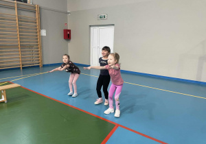 dziewczynki robią przysiady