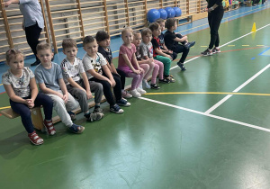 dzieci czekają na polecenia