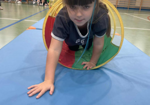 dziewczynka przechodzi przez tunel