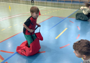 chłopiec skacze w worku