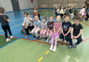 dzieci siedzą na ławce