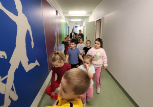 przedszkolaki oglądają przedszkolne korytarze szkoły