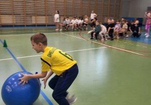 chłopiec turla piłkę