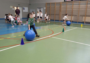 chłopiec turla piłkę