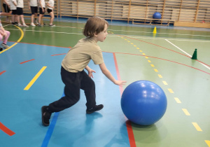 chłopiec turla piłkę