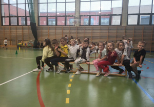 dzieci siedzą na ławce