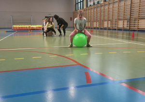 dziewczynka skacze na piłce