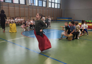 chłopiec skacze w worku