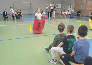 dzieci skaczą w workach