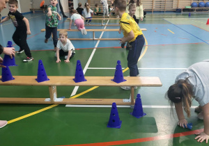 dzieci zrzucają pachołki woreczkami