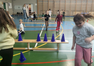 dzieci zrzucają pachołki