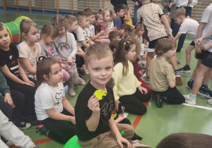 chłopiec pokazuje odblask