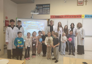 dzieci wraz z uczniami i Panią od chemi pozują do zdjęcia