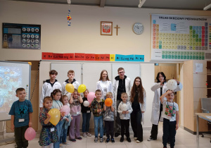 dzieci wraz z uczniami pozują do wspólnego zdjęcia