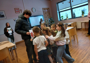 dzieci ustawiają się w rzędzie do odpowiedniego obrazka