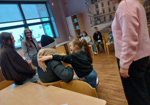 dziewczynka ubiera ucznia w szalik