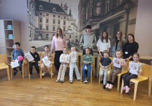 dzieci i uczniowe pozują do wspólnego zdjęcia