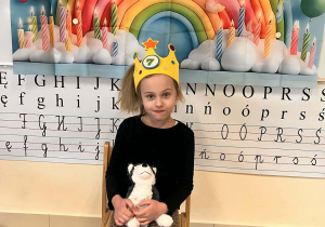 Zuzia trzyma maskotkę