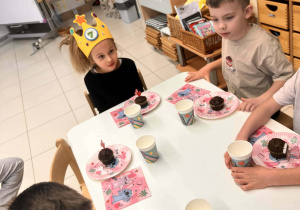 dzieci jedzą babeczki