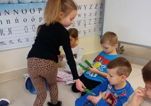 Zuzia rozdaje upominki