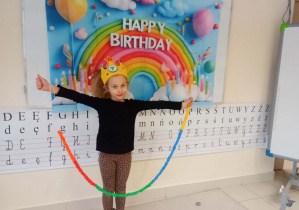 Zuzia trzyma koraliki