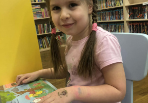 dziecko ogląda książkę