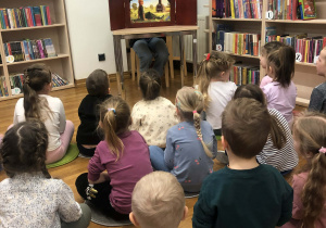 dzieci oglądają teatrzyk