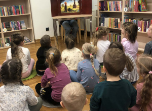 Wizyta czterolatków w bibliotece