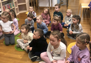 dzieci oglądają teatrzyk