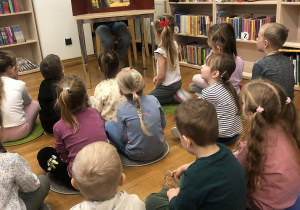 dzieci oglądają teatrzyk