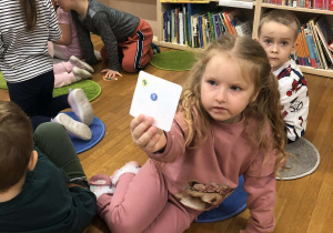 dziewczynka pokazuje naklejki