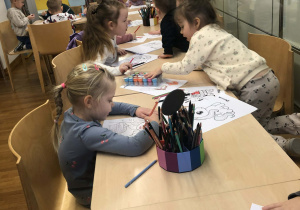 dzieci kolorują przy stole